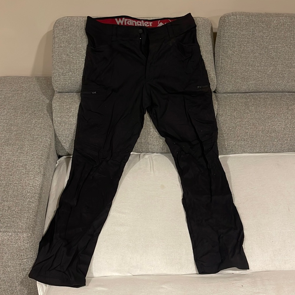 Wrangler men’s outdoor pants with side pockets with zipper size 34/32